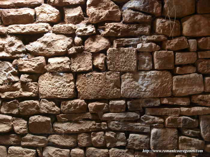 DETALLE DE SILLARES REUTILIZADOS EN EL MURO ESTE